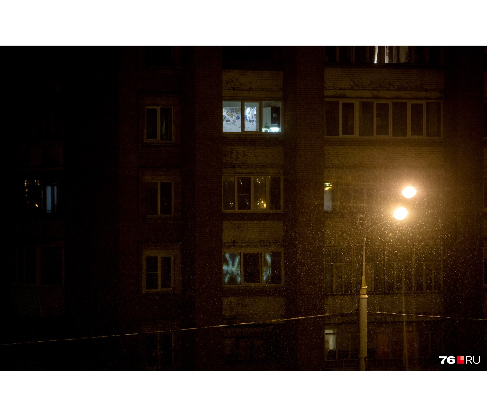 нет света в доме. выключатель включен. выключи свет напоминалка. выключение света. гаснущая звезда.