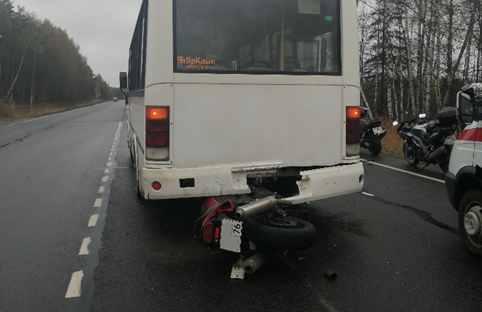 Мотоцикл влетел под автобус Мотоцикл влетел под автобус