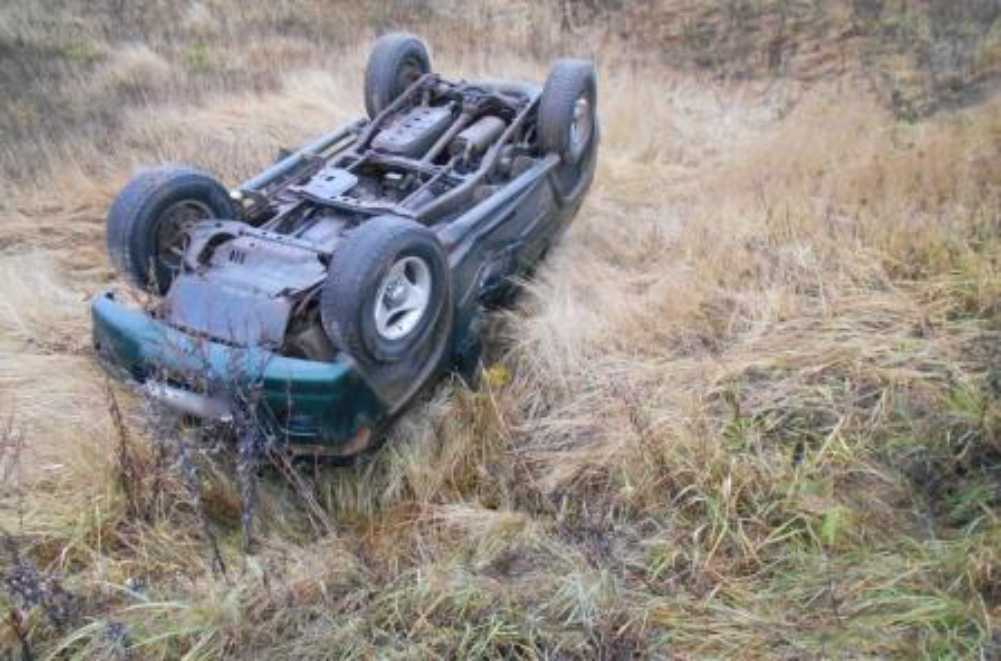 Не смогли спасти: в Ярославской области в перевернувшейся машине погиб водитель