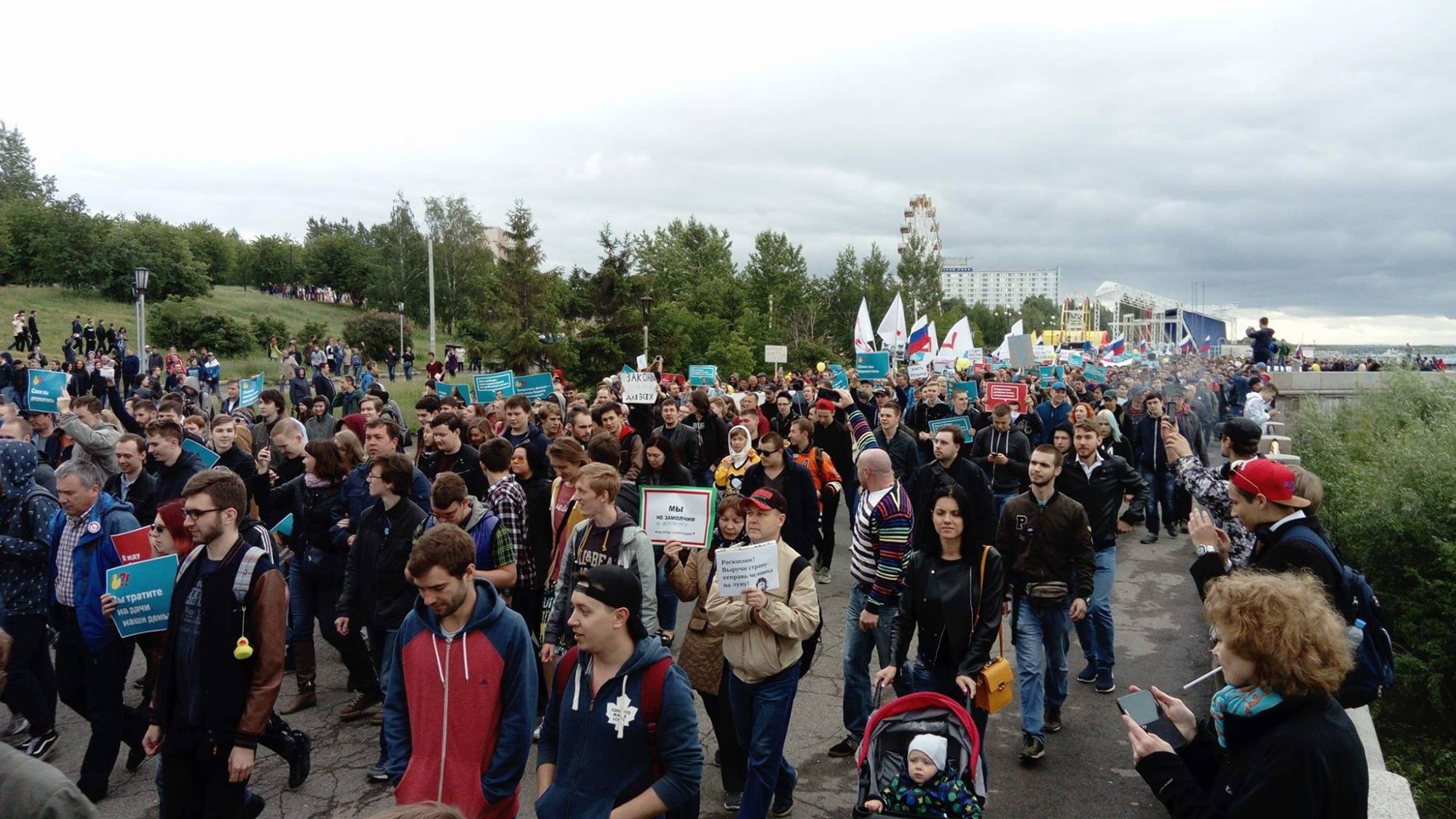 Митингующие идут по Михайловской набережной Митингующие идут по Михайловской набережной