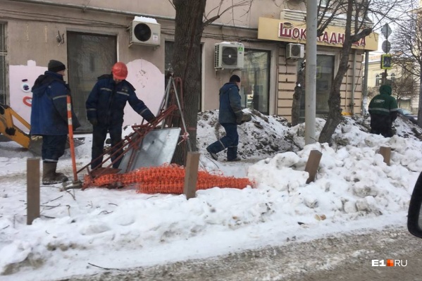 Ремонтные работы частично развернули на тротуаре, частично на газоне Ремонтные работы частично развернули на тротуаре, частично на газоне