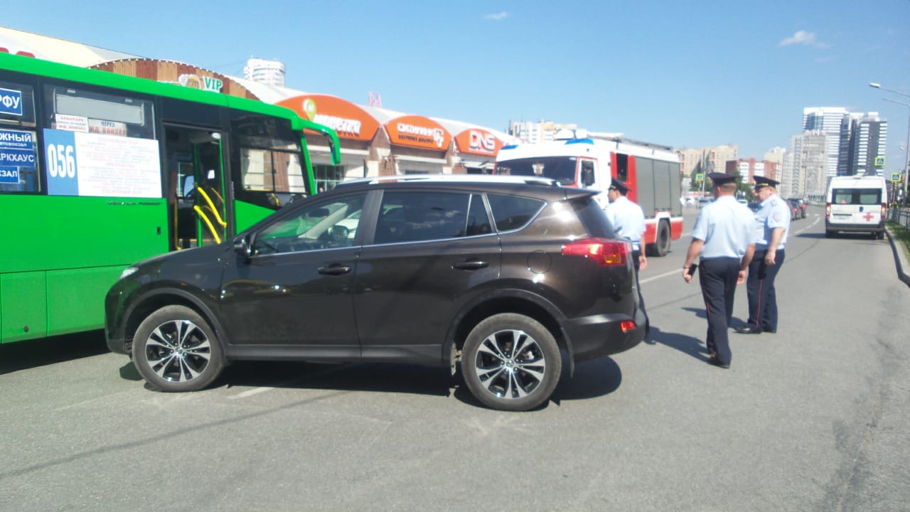 По словам одной из очевидиц аварии, машина врезалась в автобус, выезжая из двора По словам одной из очевидиц аварии, машина врезалась в автобус, выезжая из двора 