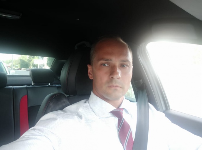 Роман Кравченко сделал селфи за рулем автомобиля Роман Кравченко сделал селфи за рулем автомобиля
