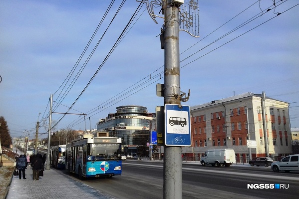 Электронные табло раньше висели прямо над знаком автобусной остановки Электронные табло раньше висели прямо над знаком автобусной остановки
