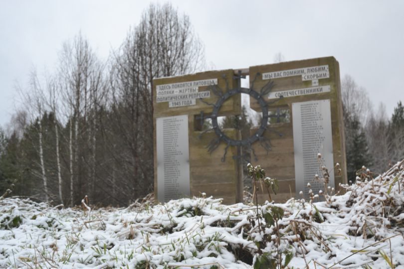 Памятник репрессированным литовцам и беседку в заброшенном поселке Галяшор установили еще в 2016 году, уже второй год идет процедура по признанию памятника объектом культурного наследия