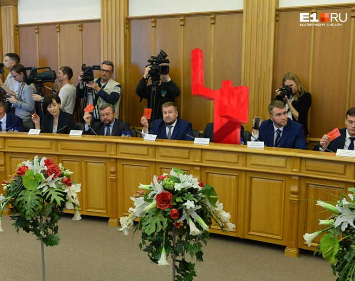 «Красный человечек» в случае чего легко может подменить любого из депутатов нашей гордумы «Красный человечек» в случае чего легко может подменить любого из депутатов нашей гордумы