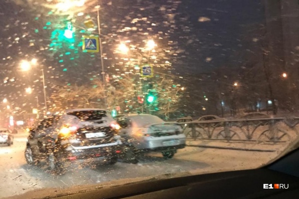 Екатеринбург заваливало снегом с самого утра Екатеринбург заваливало снегом с самого утра