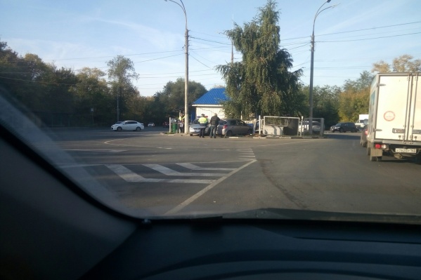 Машина въехала на островок посреди дороги Машина въехала на островок посреди дороги