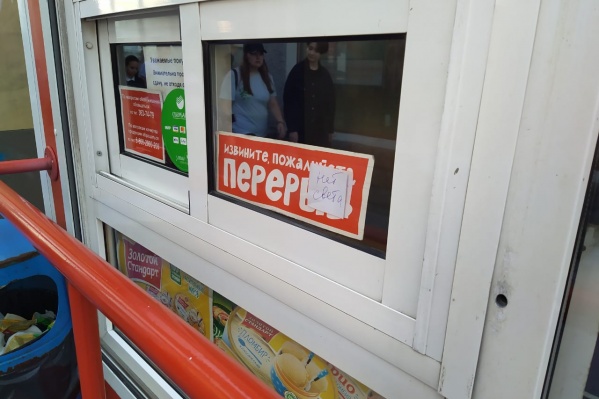 Без электричества остались почти 70 домов, в которых расположены десятки кафе, баров и магазинов Без электричества остались почти 70 домов, в которых расположены десятки кафе, баров и магазинов