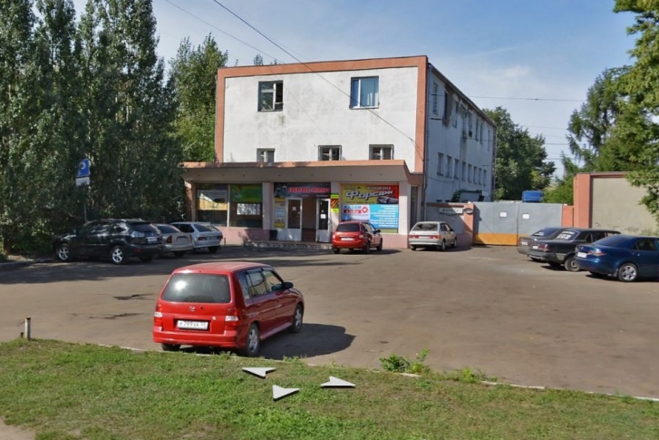 В этом маленьком здании сейчас арендуют помещения 16 разных компаний В этом маленьком здании сейчас арендуют помещения 16 разных компаний