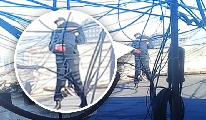 Полицейские залезли на крышу и уговорили девочку не прыгать Полицейские залезли на крышу и уговорили девочку не прыгать