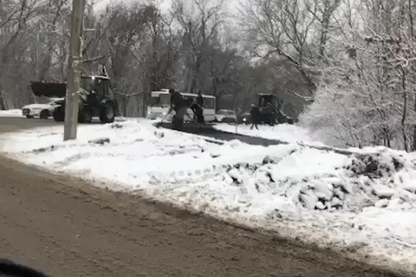 Укладка асфальта в снег возле Днепровского переулка Укладка асфальта в снег возле Днепровского переулка 