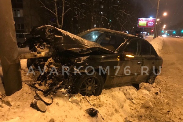 «Мерседесу» разворотило всю переднюю часть «Мерседесу» разворотило всю переднюю часть