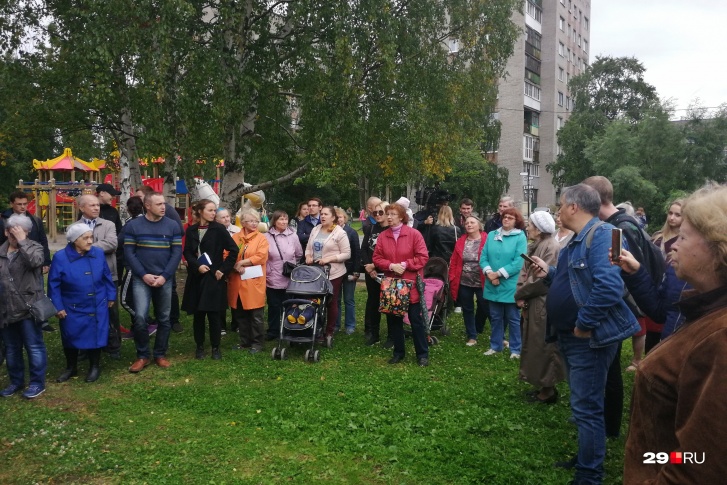 Жители решили провести собрание. Об этом узнали представители застройщика и тоже пришли на встречу Жители решили провести собрание. Об этом узнали представители застройщика и тоже пришли на встречу