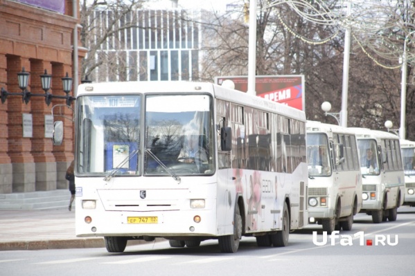 Пассажиры автобуса помочь мужчине ничем не смогли Пассажиры автобуса помочь мужчине ничем не смогли