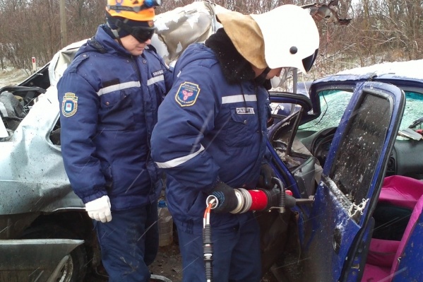 Спасателям пришлось обесточить оба автомобиля Спасателям пришлось обесточить оба автомобиля