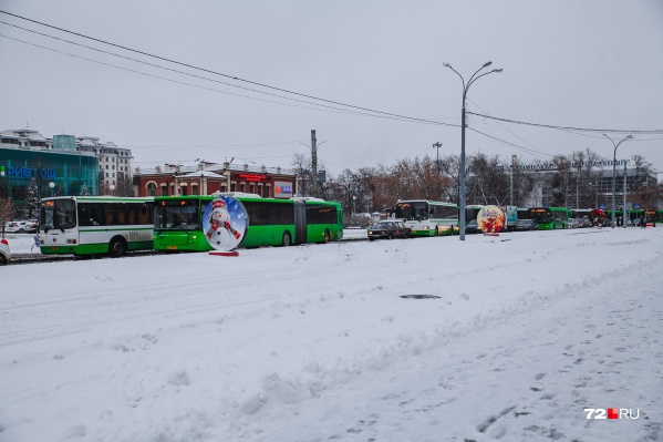 Автобусы и маршрутки всю неделю свободно ездили, но по своей спецполосе. Теперь здесь могут проехать и остальные водители Автобусы и маршрутки всю неделю свободно ездили, но по своей спецполосе. Теперь здесь могут проехать и остальные водители