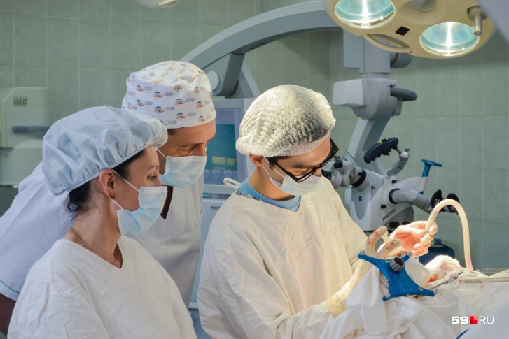 Дмитрий Штадлер со своими коллегами в операционной