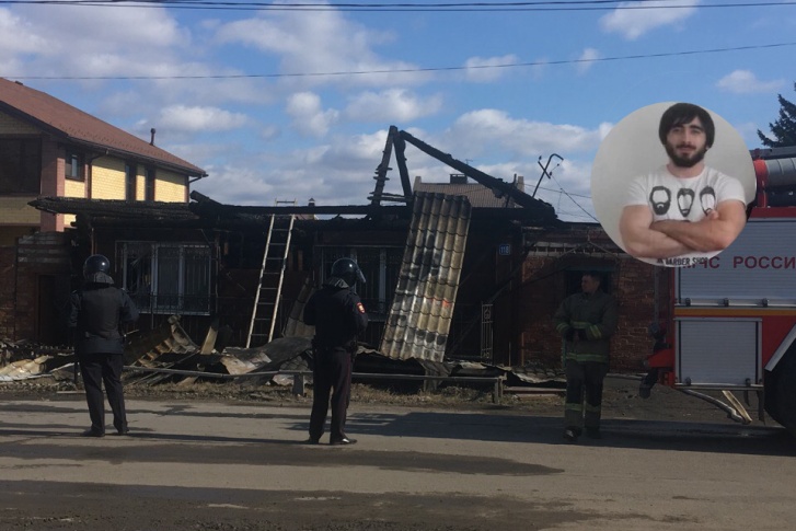 Часть района продолжает оставаться оцепленной. На месте работают сотрудники полиции Часть района продолжает оставаться оцепленной. На месте работают сотрудники полиции
