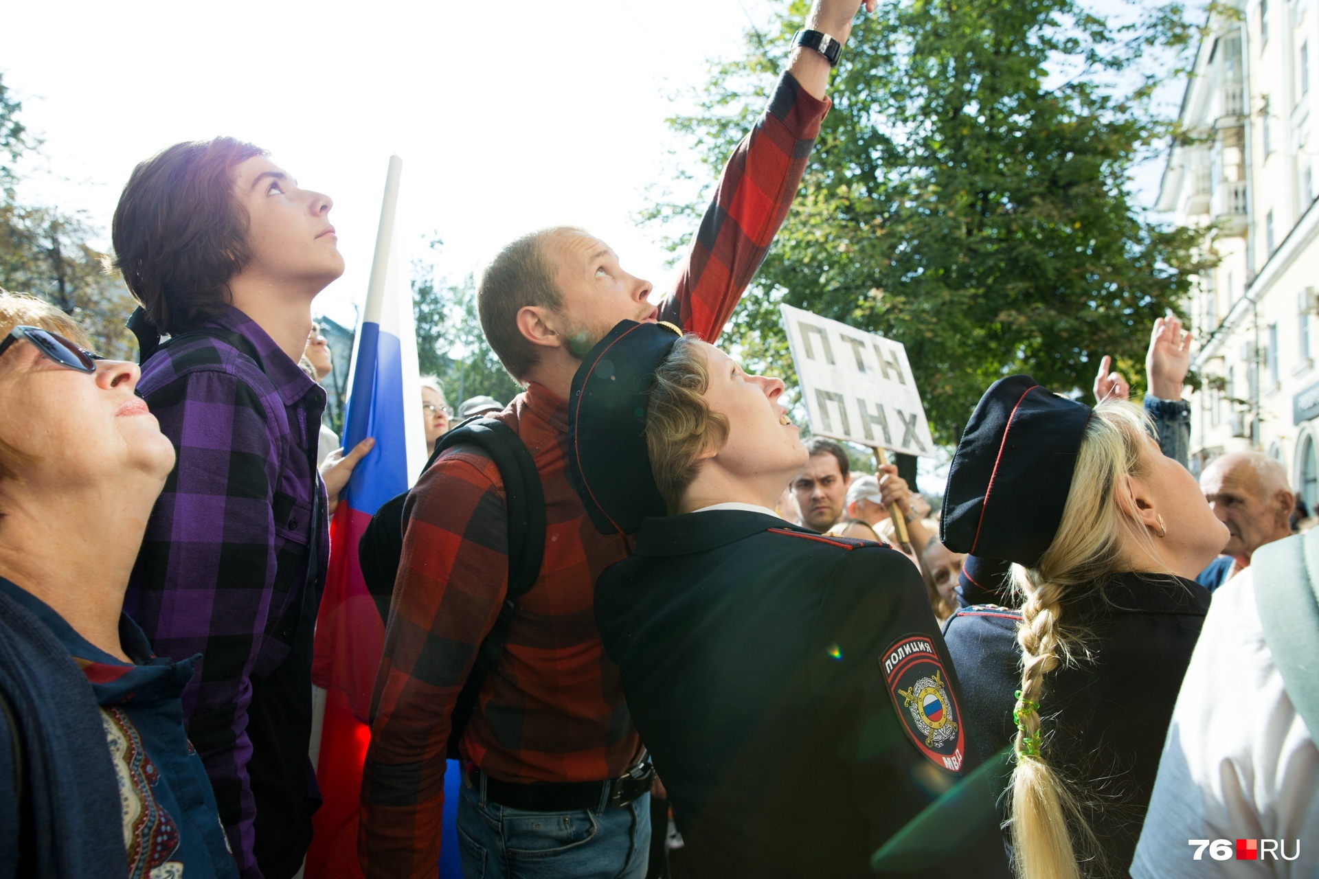 Во время шествия из дома на улице Свободы на митингующих кинули баклажку с водой Во время шествия из дома на улице Свободы на митингующих кинули баклажку с водой