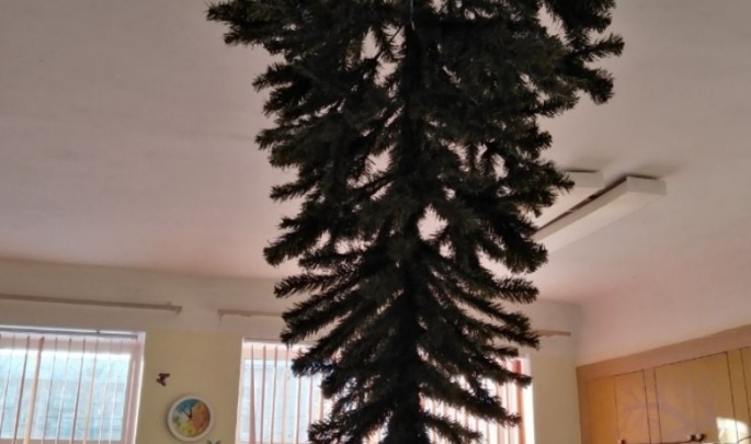В омском детском саду повесили ёлку на потолок, но потом сняли
