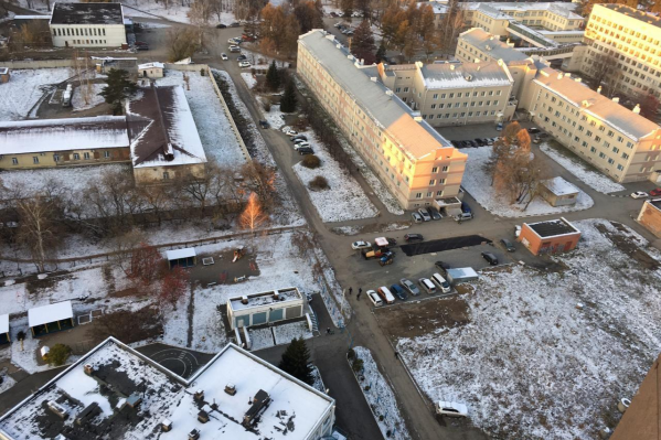Ночью дорожники решили сделать парковку на территории городской больницы Ночью дорожники решили сделать парковку на территории городской больницы