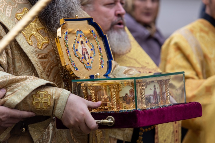 Частица мощей путешествует по России, чтобы прикоснуться к ней могли православные всей страны<br>
