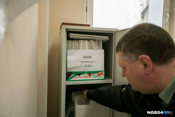 Приставы удерживают зарплату, которую виновный получает в колонии Приставы удерживают зарплату, которую виновный получает в колонии 