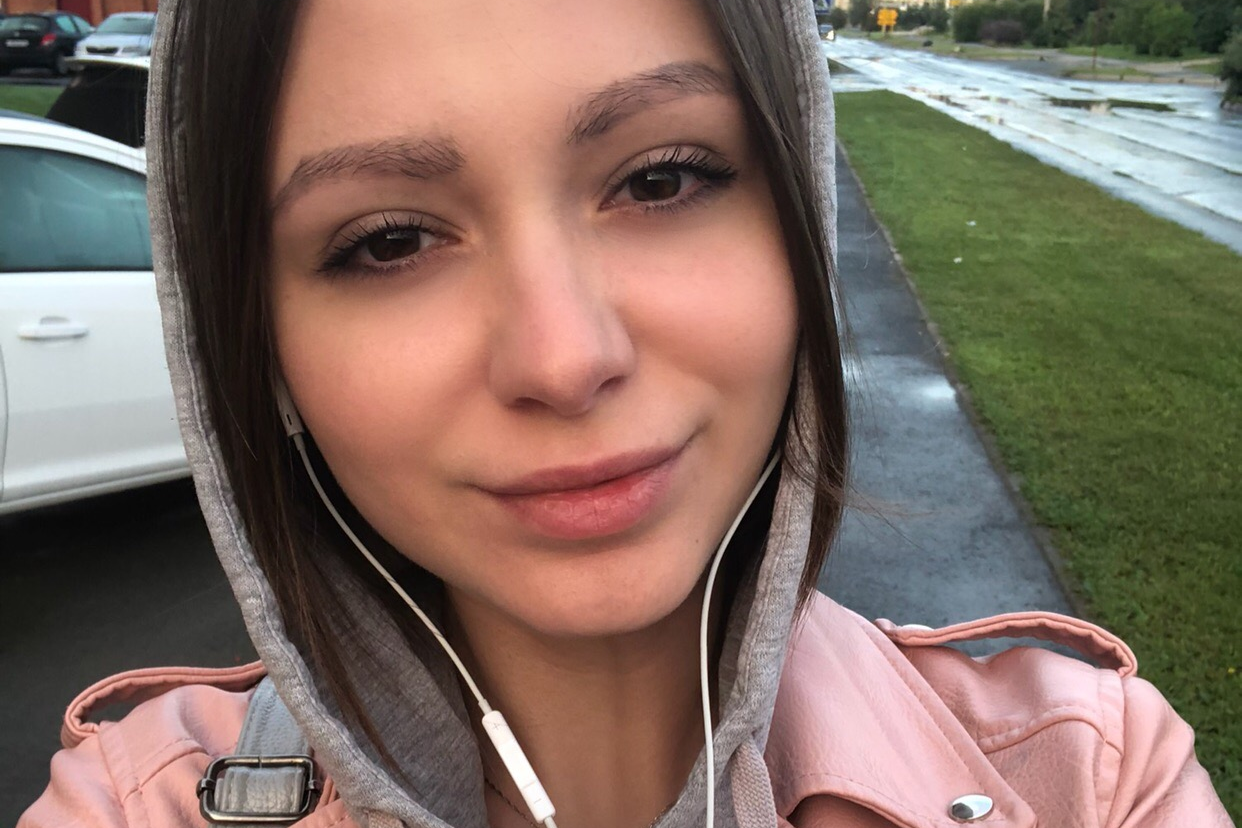 В момент ДТП Анастасия сидела на заднем сидении белой «Лады» и не была пристёгнута ремнями безопасности В момент ДТП Анастасия сидела на заднем сидении белой «Лады» и не была пристёгнута ремнями безопасности
