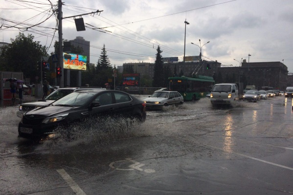 Новосибирские водители встали в 10-балльную пробку вечером 12 июля Новосибирские водители встали в 10-балльную пробку вечером 12 июля