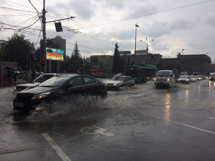 Новосибирские водители встали в 10-балльную пробку вечером 12 июля Новосибирские водители встали в 10-балльную пробку вечером 12 июля