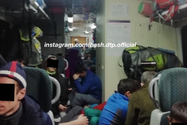 Люди вынуждены были ехать свернувшись в три погибели Люди вынуждены были ехать свернувшись в три погибели