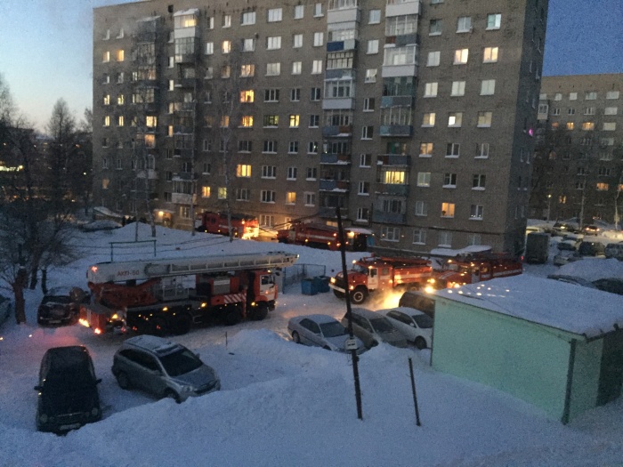 Около девятиэтажки стоят пять пожарных машин Около девятиэтажки стоят пять пожарных машин