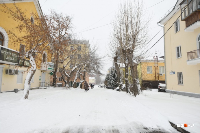 В квартале, который собирается осваивать застройщик, стоят дома 50-х годов В квартале, который собирается осваивать застройщик, стоят дома 50-х годов