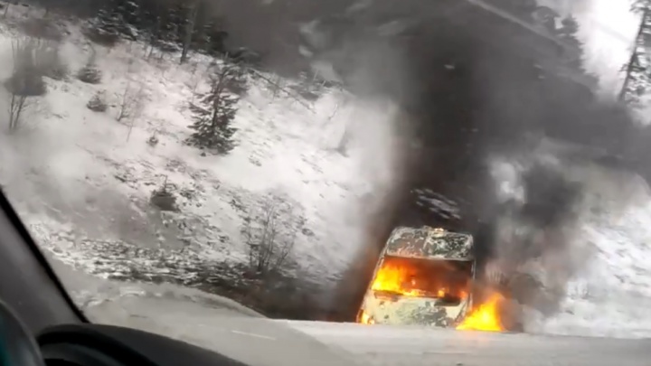 В Прикамье на трассе сгорел микроавтобус: один человек пострадал