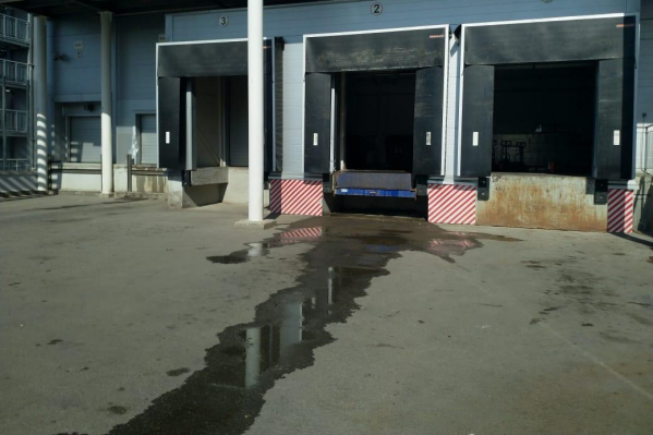 Вода из помещений вытекала на паркинг Вода из помещений вытекала на паркинг