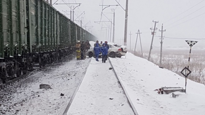 Под Уфой легковушка залетела под поезд: погибли двое