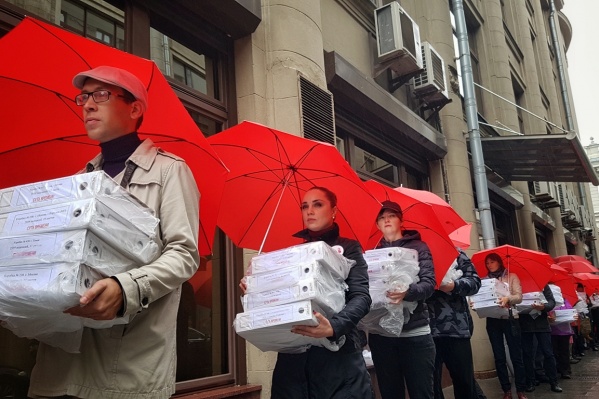 Активисты передали в приемную президента 1 миллион листовок с подписями граждан Активисты передали в приемную президента 1 миллион листовок с подписями граждан