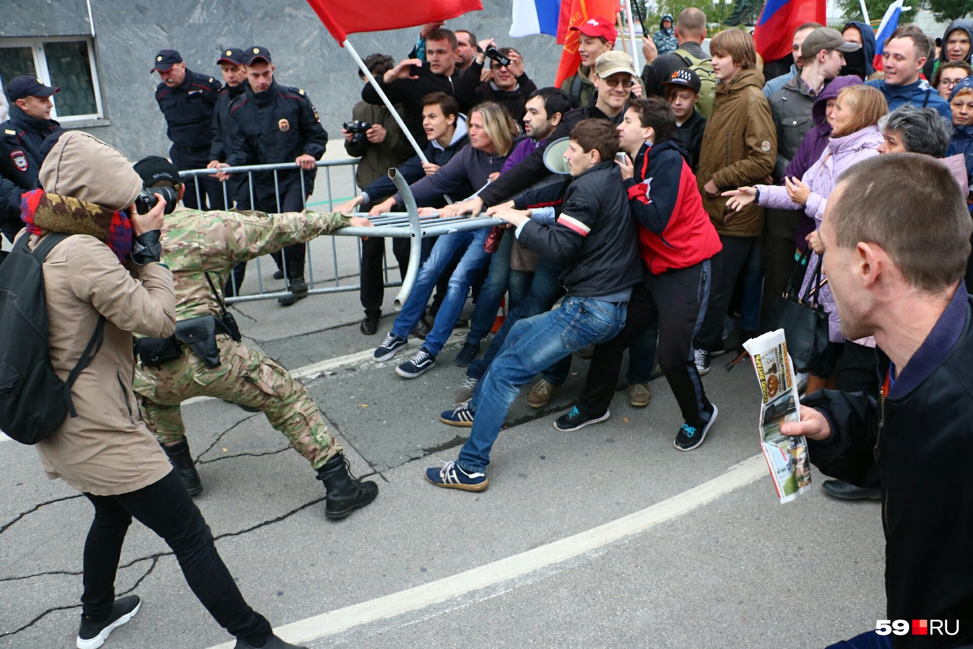 Митингующие забрали ограждение и вышли с ним на проезжую часть Митингующие забрали ограждение и вышли с ним на проезжую часть