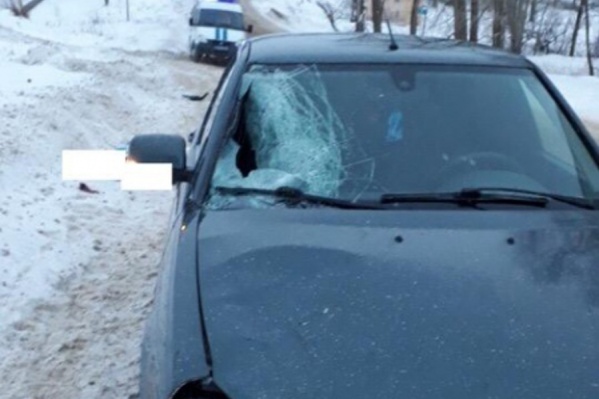 Удар был таким, что у автомобиля разбилось лобовое стекло Удар был таким, что у автомобиля разбилось лобовое стекло