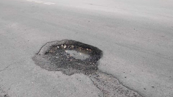 «В ГИБДД её не нашли, в мэрии пообещали ремонт»: в Волгограде появилась дорожная яма «невидимка»