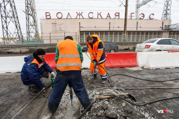 Первым делом дорожники распрощались со старым разбитым асфальтом Первым делом дорожники распрощались со старым разбитым асфальтом 