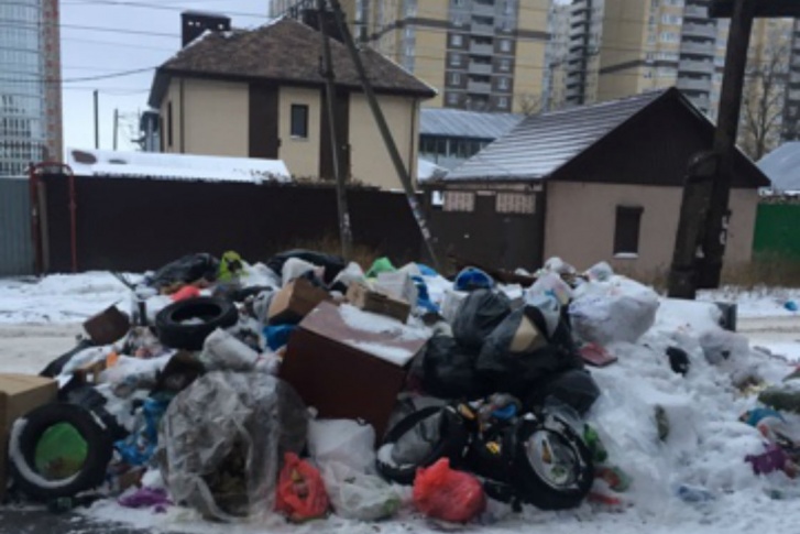 С 4 ноября мусор копится у 14-подъездного жилого дома в Пролетарском районе С 4 ноября мусор копится у 14-подъездного жилого дома в Пролетарском районе
