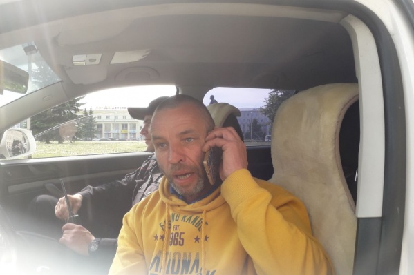 Полицейские задержали Анатолия Бызова на площади Ленина с бессрочной акции протеста Полицейские задержали Анатолия Бызова на площади Ленина с бессрочной акции протеста