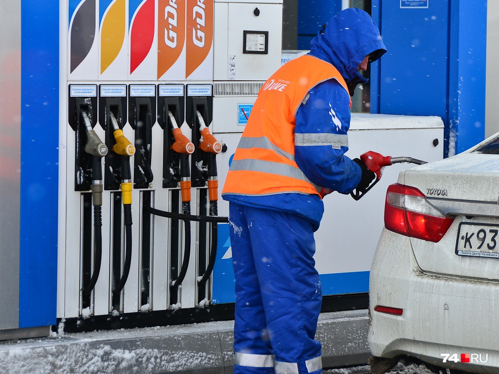 Крупные нефтяные компании подписали соглашение с правительством и обязаны выдерживать цены на уровне, заданном отдельно для каждого региона. При этом соглашение не касается специфических видов топлива, например, премиальных видов бензина АИ-95 Крупные нефтяные компании подписали соглашение с правительством и обязаны выдерживать цены на уровне, заданном отдельно для каждого региона. При этом соглашение не касается специфических видов топлива, например, премиальных видов бензина АИ-95