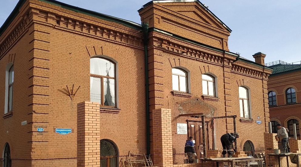 Строители снесли крыльцо с колоннами при ремонте дома 1909 года в центре Омска