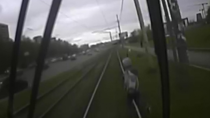 «Неожиданно повернул — и шагнул под трамвай»: видеорегистратор снял, как сбили парня на Бебеля