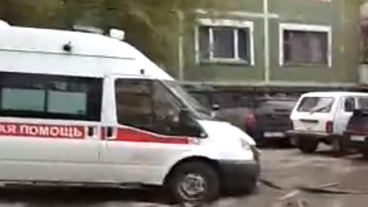 «Собирались везти пациента в больницу»: в Челябинске машина скорой помощи попала в дорожный плен