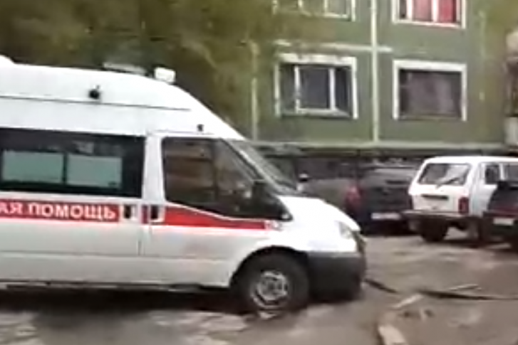 Переднее колесо машины провалилось в глубокую яму Переднее колесо машины провалилось в глубокую яму