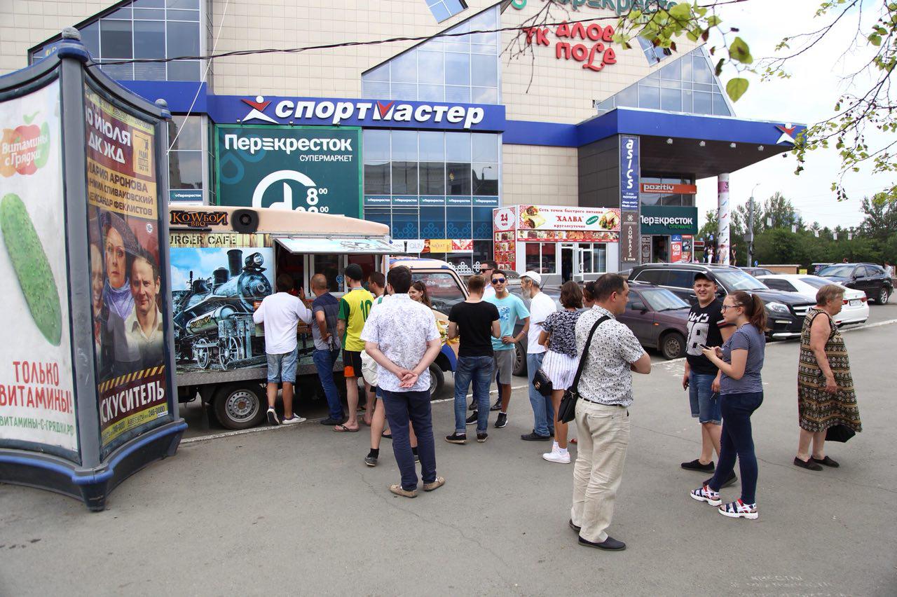За бургерами в фуд-трак выстраивалась очередь За бургерами в фуд-трак выстраивалась очередь